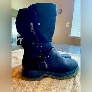 Selling these really cute boots, Only worn a couple of times.